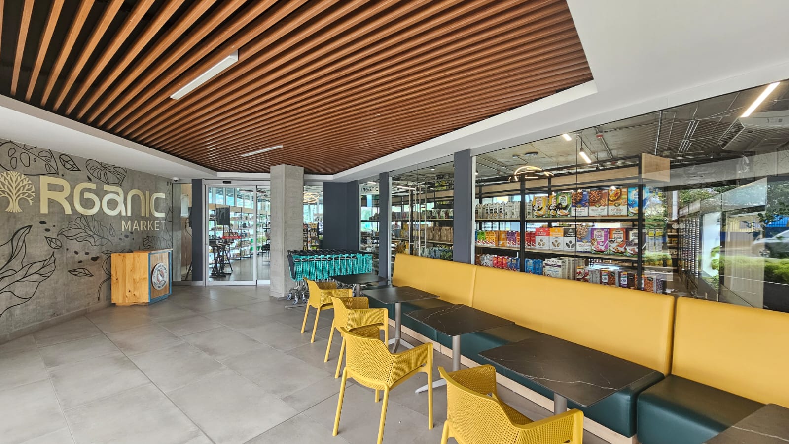 Organic Market supermarket design by Grupo Arquimagenes